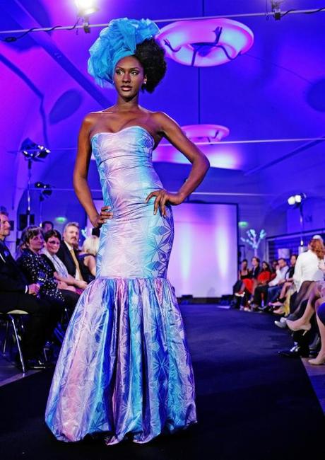 Černošské modelky v Praze předváděly modely z afrického brokátu společnosti Veba 