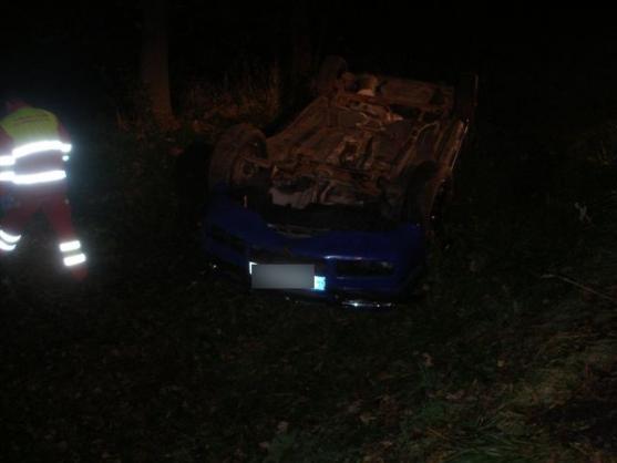 Hasiči vyprošťovali jednu osobu po nehodě osobního vozidla. V akci byl znovu i záchranářský vrtulník