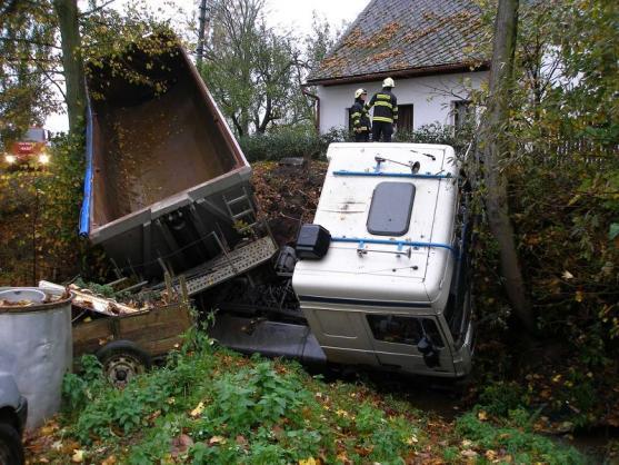 Krajnice na silnici v Rožmitále u Broumova neudržela soupravu nákladního vozidla