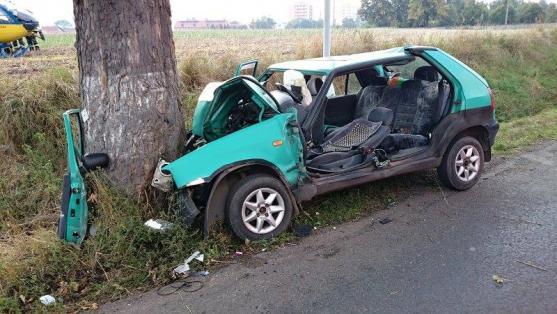 Řidička škodovky narazila do stromu. Vyprostit ji museli hasiči