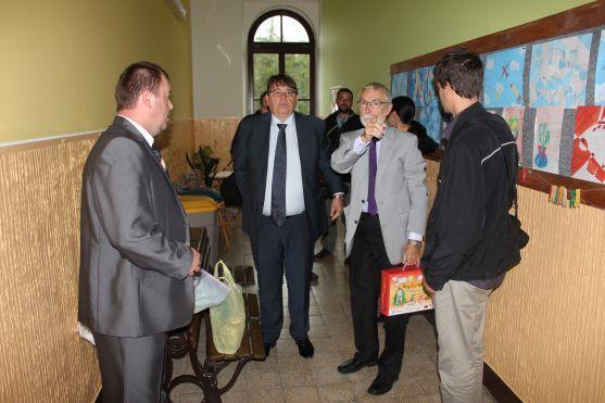 Prvňáčky na Základní škole Hradební v Broumově navštívil hejtman i krajský ředitel policie