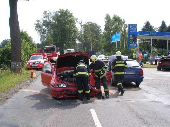 Při nehodě tří osobních vozidel byli zraněni tři lidé