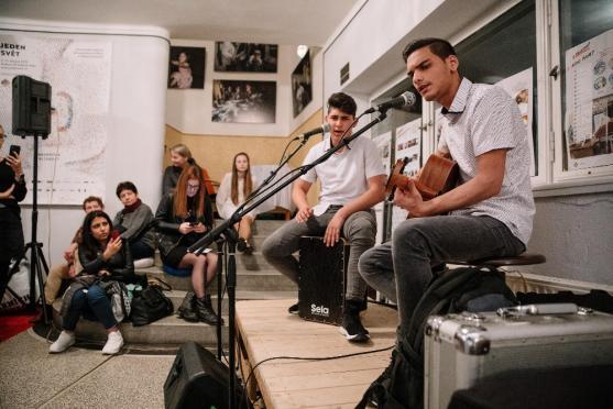 Romové na pódiu, gadjové pod ním – Jsme jeden svět 