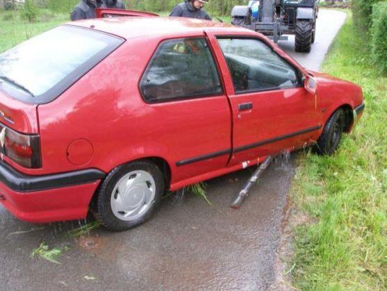 Řidič skončil s osobním autem v potoce