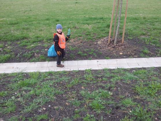 Skauti nasbírali podél silnice směrem na Pasa 23 pytlů odpadků