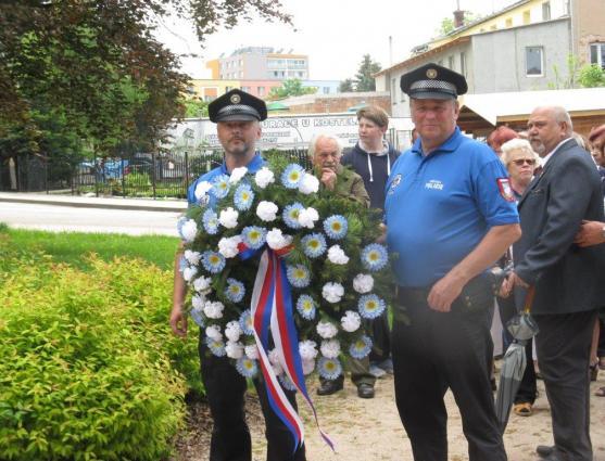 Pietní akt u památníků obětí válek v Broumově 