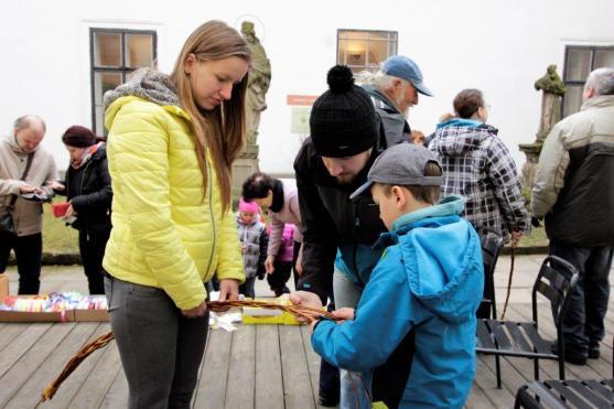 Hledání kuřátek v klášterní zahradě 