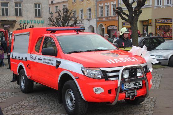 Broumovští hasiči převzali nové zásahové vozidlo a představili ho veřejnosti