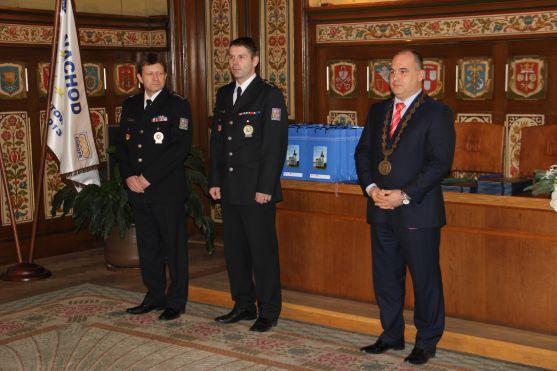 V obřadní síni náchodské radnice byli vyznamenáni i policisté z Broumovska