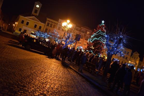 Čtyřsethlavý průvod doprovodil Tři krále k Ježíškovi na broumovské náměstí