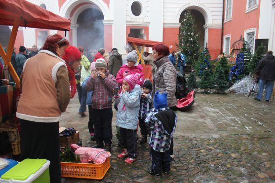 V neděli se na klášterním nádvoří koná Adventní trh. Naposledy před rekonstrukcí kláštera