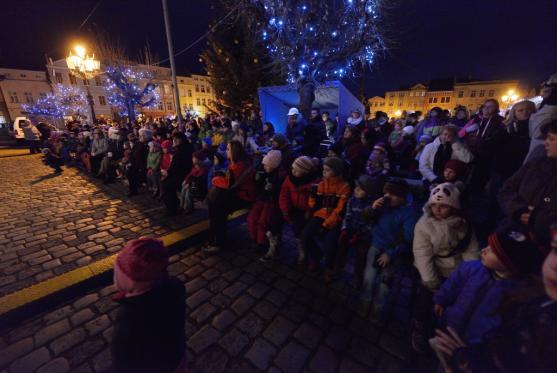 První adventní neděli strávili Broumováci u stromečku na náměstí