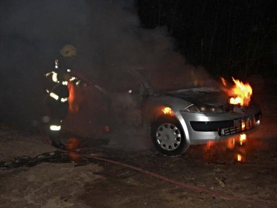Na lesním parkovišti hořel osobní automobil