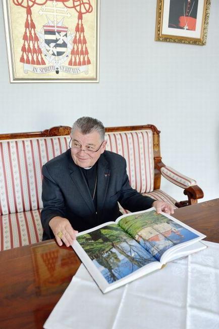 S knihou o broumovských kostelích u kardinála Duky