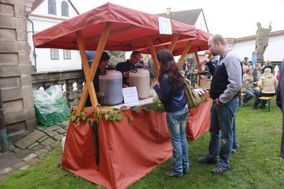 Během Broumovského vinobraní se pilo i soutěžilo