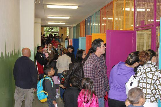 Přes 110 prvňáčků včera v Broumově usedlo do školních lavic