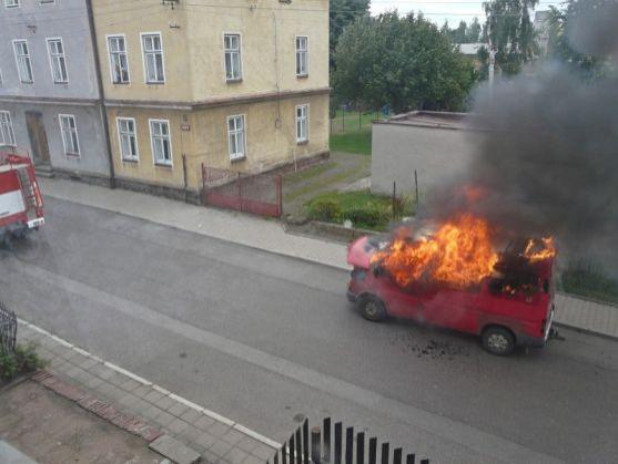 V Broumově hořela dodávka. Příčiny požáru se vyšetřují