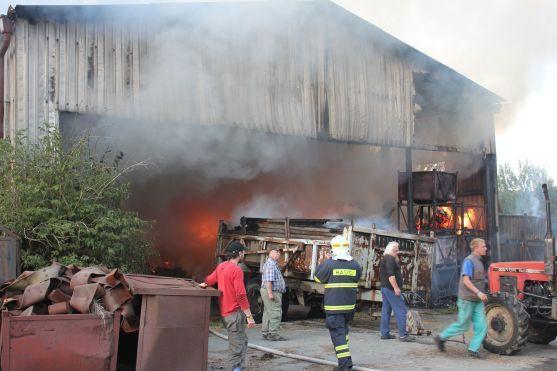 V Dolních Teplicích hořel sklad slámy