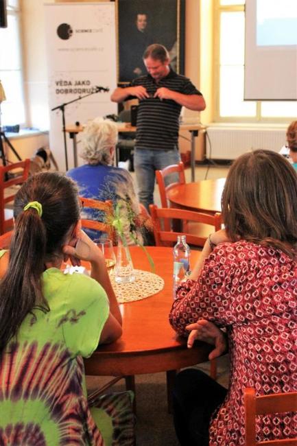 V broumovském klášteře opět odstartovaly vědecké přednášky ScienceCafé 