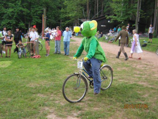 Večerníčkové postavy závodily v Martínkovicích na starých kolech