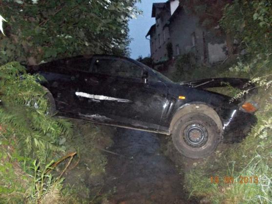 Auto skončilo nad potokem. Řidič i spolujezdec od nehody utekli