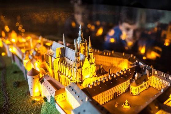 Výročí Karla IV. uctívají i jeho stavby, tentokrát ovšem vytvořené z papíru 