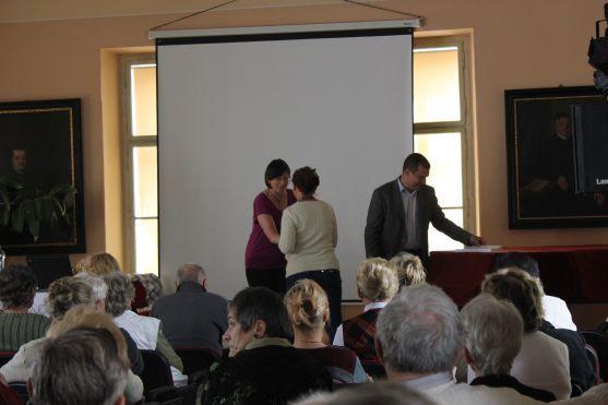 Studenti převzali osvědčení. Skončil druhý rok Univerzity třetího věku v Broumově