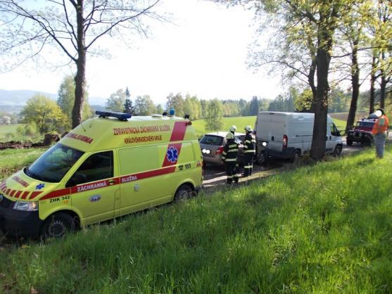 Během jedné hodiny se včera na Broumovsku staly dvě dopravní nehody