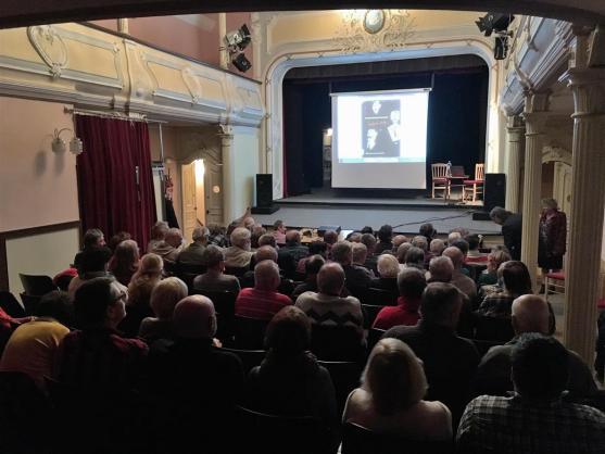 V Městském divadle se konala přednáška z moderních dějin Broumovska 