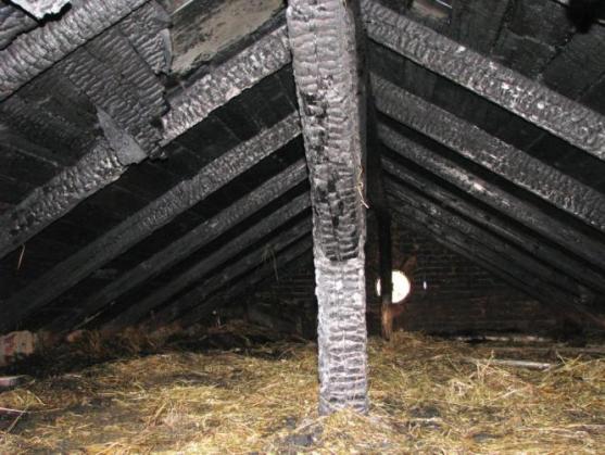 Na půdě rodinného domu v Polici nad Metují hořelo seno