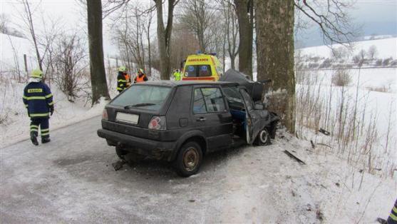 Po nárazu do stromu u Teplic nad Metují zemřel řidič osobního vozu