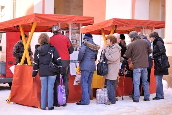 Trhovce a návštěvníky Velikonočního jarmarku na nádvoří kláštera trápil velký mráz