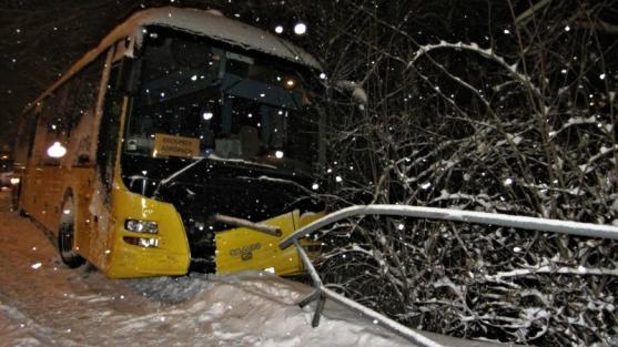 Před pádem do strže zachránilo autobus zábradlí a stromy
