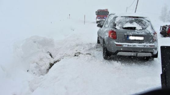 Broumovsko opět zasáhlo silné sněžení. Hasiči v Křinicích tahali auto z příkopu