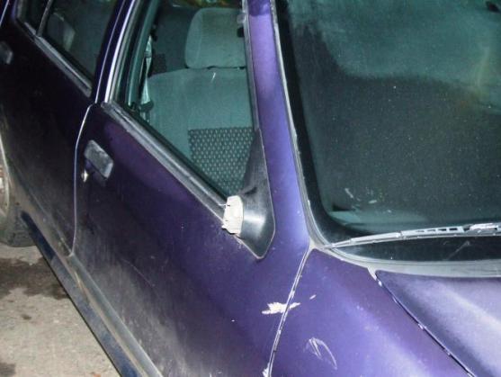 Dva podnapilí mladíci v Broumově poškodili deset zaparkovaných automobilů