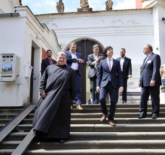 Americký velvyslanec v Broumově navštívil klášter, Masarykovu základní školu a undergroundový klub Eden