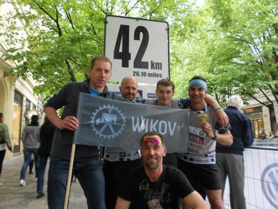 Běžci hronovského Wikovu uspěli ve štafetě Pražského maratonu 