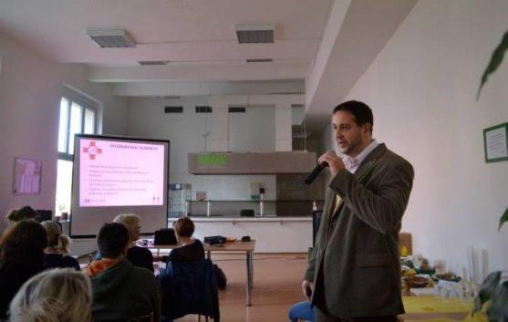 S lékařem Rastislavem Maďarem o humanitní misi do Malawi nad fotografiemi Jiřiny Mužíkové 