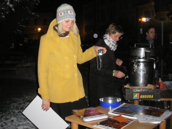 Adventní neděle v Polici nad Metují ve znamení dětského odpoledne v sále Pellyho domů, ohnivé show a rozsvícení vánočního stromu na náměstí