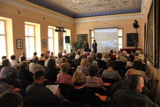 Studenti zasedli do lavic. Včera začal první přednáškou zimní semestr Univerzity třetího věku v Broumově
