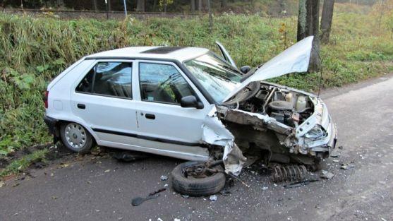 Při dvou dopravních nehodách v Teplicích nad Metují a v Heřmánkovicích se zranily posádky vozů