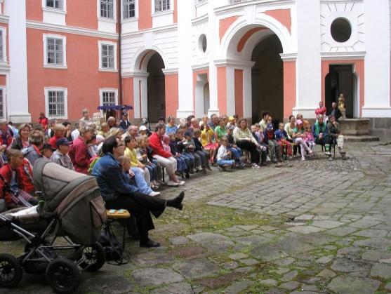 Nepřístupná pevnost uprostřed města přispívá na počátku 3. tisíciletí také veřejnému prospěchu a sebevědomí Broumovska 