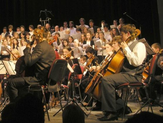 100 členný soubor muzikantů a zpěváků Základní umělecké školy v Polici nad Metují přednesl Rybovu Českou mši vánoční „Hej mistře“ 