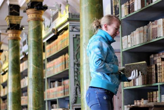 V broumovské klášterní knihovně vzniká nový katalog vzácného knižního fondu 