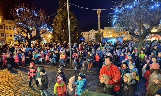 Rozsvícení vánočního stromu v Broumově si nenechaly ujít stovky lidí 