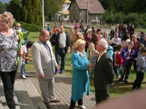 Současní i bývalí žáci a učitelé, přátelé školy, zástupci sponzorů. Přes 500 účastníků oslavilo stoleté výročí školy v Martínkovicích 