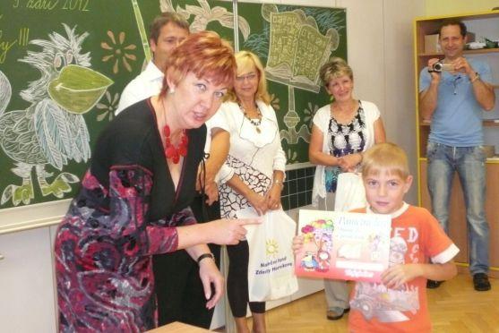Přes 1200 žáků prvních tříd škol na Náchodsku a Broumovsku dostalo dárky z Nadačního fondu Zdeňky Horníkové