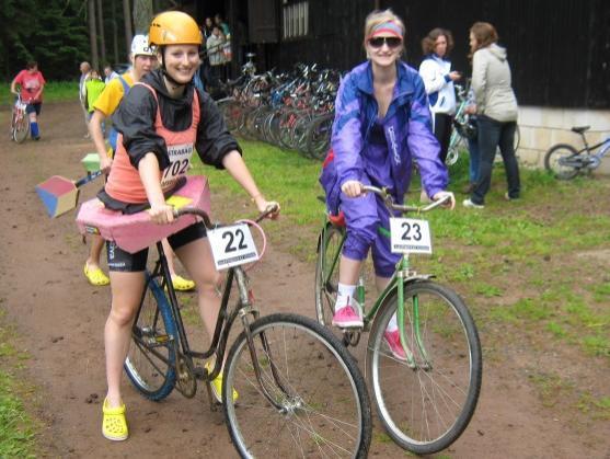 V Martínkovicích u Broumova se na Chatě pod Korunou závodilo s humorem