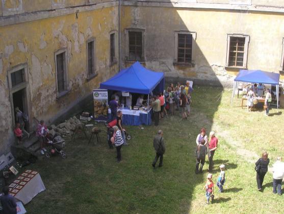 Přehlídka řemesel a ručních prací v klášteře a klášterních zahradách v Polici nad Metují 