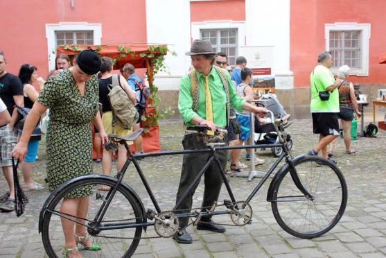 Burčákobraní se vydařilo, přišly stovky lidí… V sobotu bude klášter zvát na Podzimní trh 